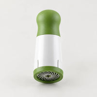 Moulin à herbes manuel : capuchon vert arrondi, corps blanc et grille de coupe ronde verte à lames inox, sur fond clair