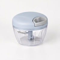 Hachoir manuel à ficelle 500 ml avec couvercle bleu-gris clair, poignée de tirage grise et bol transparent, fond blanc cassé