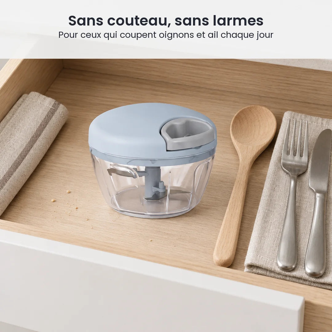 Hachoir manuel à ficelle 500 ml bleu-gris rangé dans un tiroir de cuisine, à côté d'une cuillère en bois et de couverts