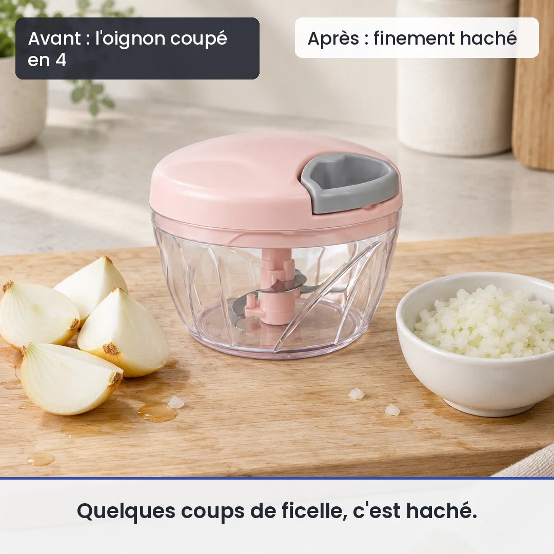 Avant/après avec le hachoir manuel à ficelle 500 ml rose : l'oignon coupé en 4, puis finement haché
