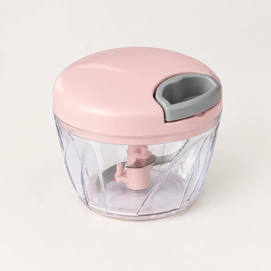 Hachoir manuel à ficelle 500 ml avec couvercle rose poudré, poignée de tirage grise et bol transparent, sur fond blanc cassé
