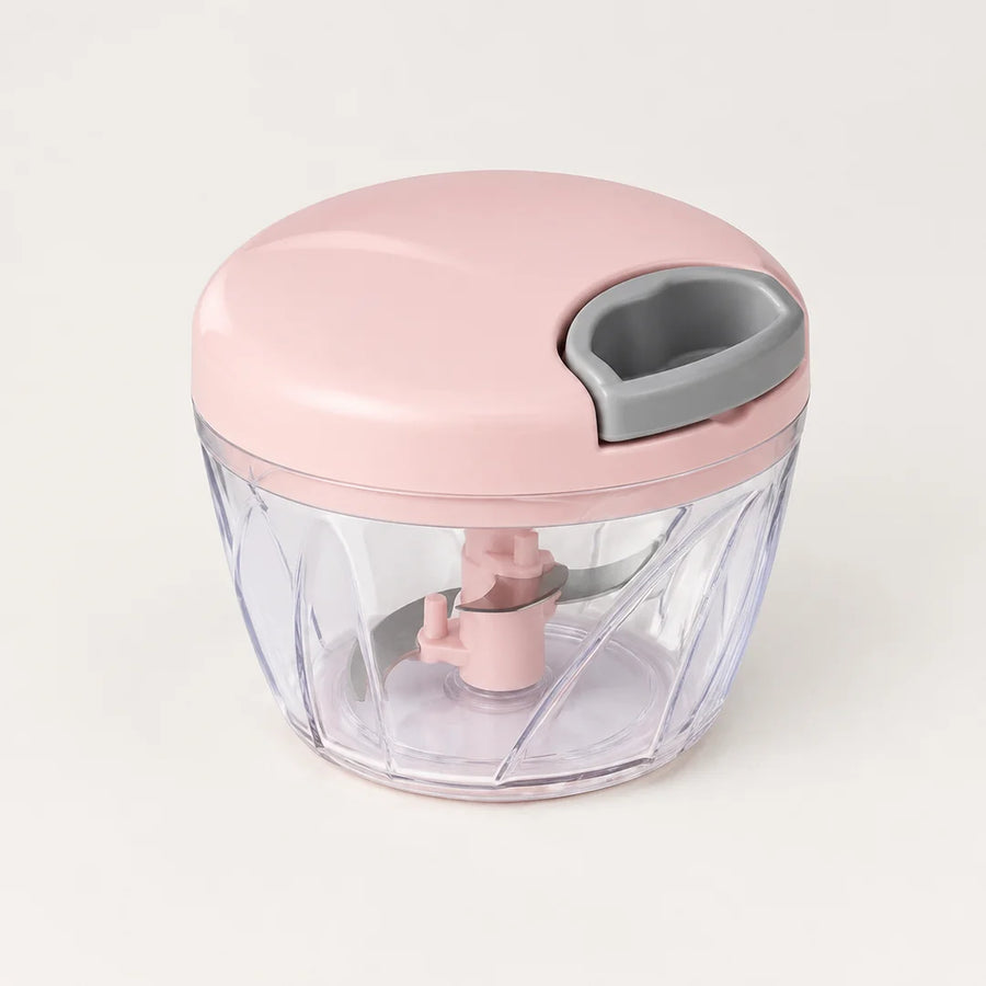 Hachoir manuel à ficelle 500 ml avec couvercle rose poudré, poignée de tirage grise et bol transparent, sur fond blanc cassé
