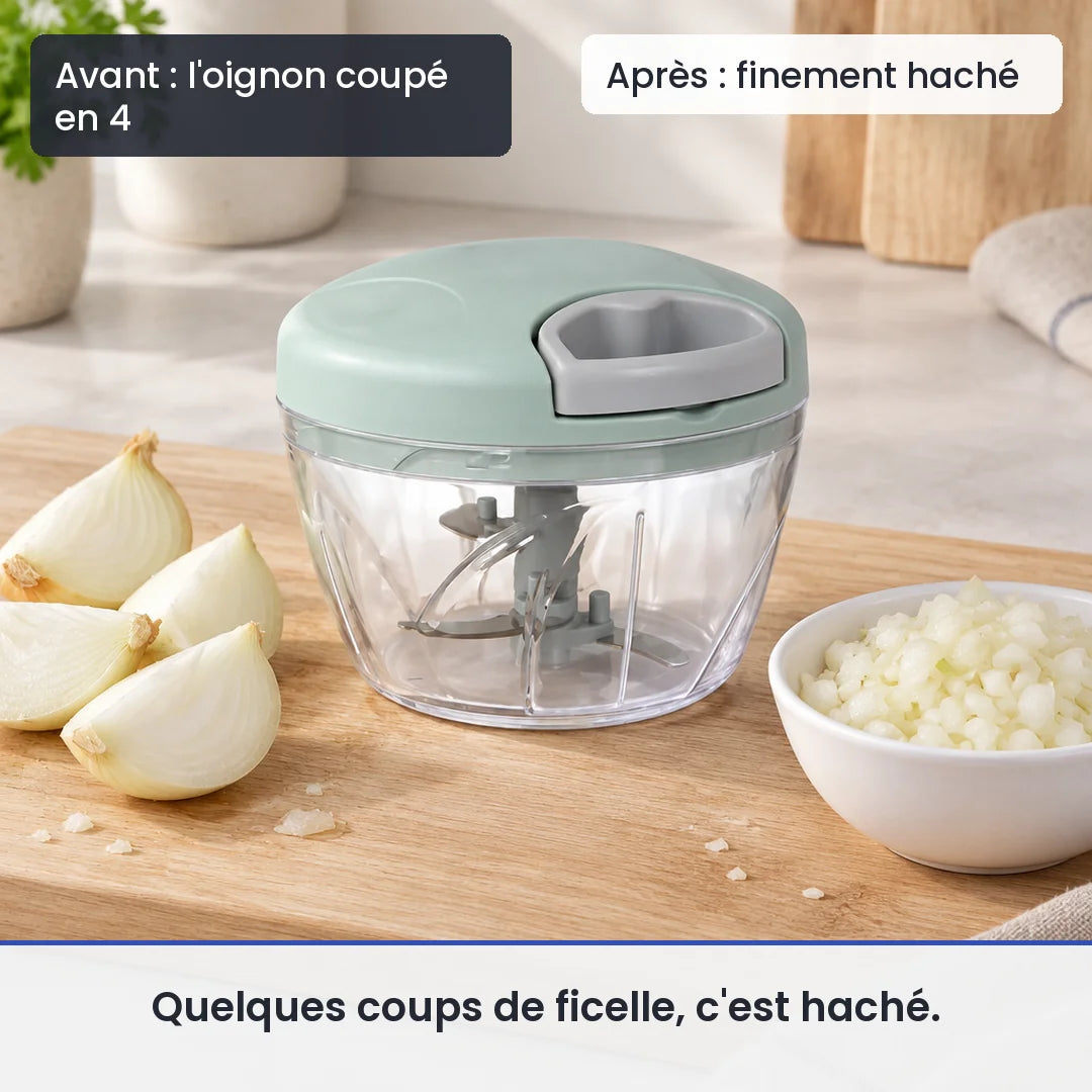 Avant/après avec le hachoir manuel à ficelle 500 ml vert : l'oignon coupé en 4, puis finement haché
