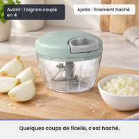 Avant/après avec le hachoir manuel à ficelle 500 ml vert : l'oignon coupé en 4, puis finement haché