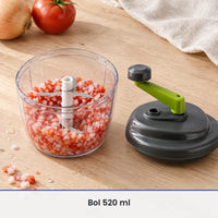 Bol transparent de 520 ml du hachoir à manivelle rempli de tomate et d'oignon hachés, couvercle à manivelle verte à côté