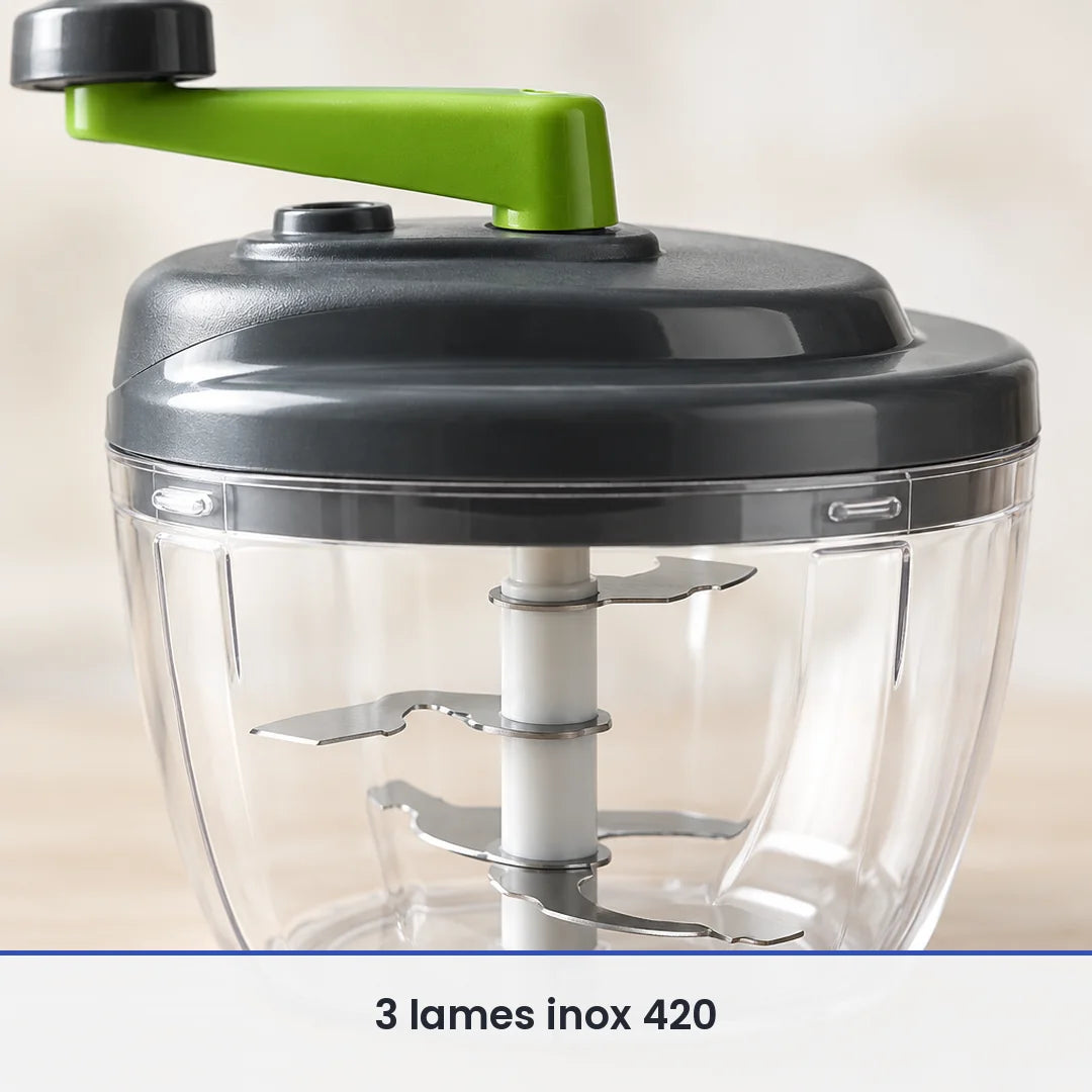Gros plan sur les 3 lames inox étagées sur l'axe du hachoir manuel à manivelle 520 ml, vues à travers le bol transparent