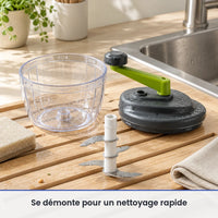 Bol, axe à lames et couvercle à manivelle verte du hachoir 520 ml lavés à la main sur un égouttoir près de l'évier
