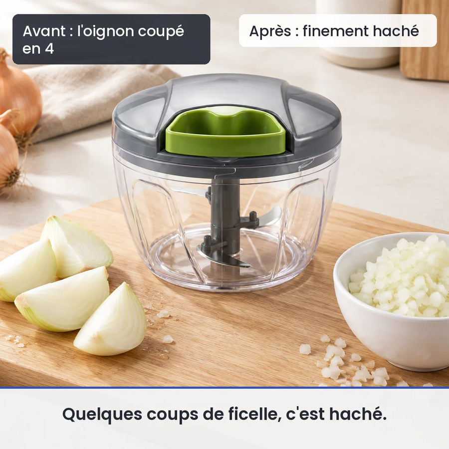Avant/après avec le hachoir manuel à ficelle 600ml : l'oignon coupé en 4, puis finement haché