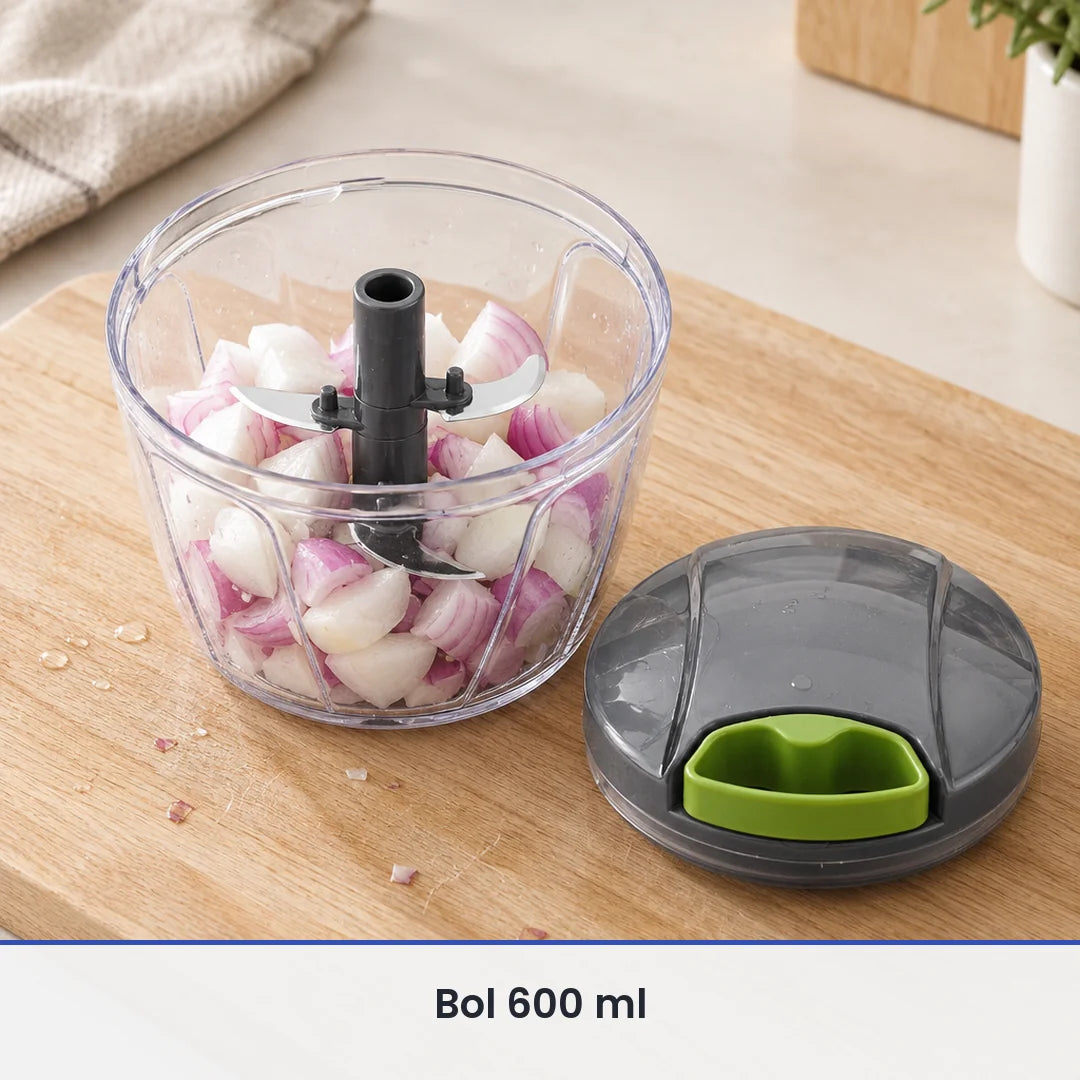 Bol transparent de 600 ml du hachoir à ficelle rempli d'oignons coupés en quatre, couvercle gris à poignée verte à côté
