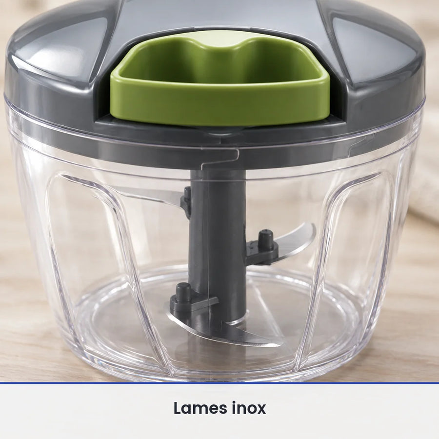 Gros plan sur les lames inox fixées sur l'axe gris anthracite du hachoir à ficelle 600 ml, vues à travers le bol fermé