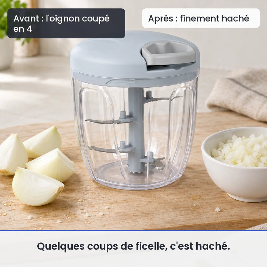 Avant/après avec le hachoir manuel à ficelle 900 ml bleu : l'oignon coupé en 4, puis finement haché
