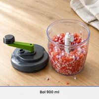 Grand bol de 900 ml du hachoir à manivelle rempli de tomate et d'oignon hachés, couvercle à manivelle verte posé à côté