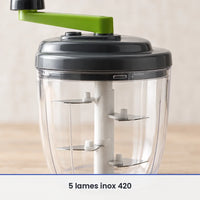 Gros plan sur les 5 lames inox étagées sur l'axe blanc du hachoir à manivelle 900 ml, vues à travers le bol transparent