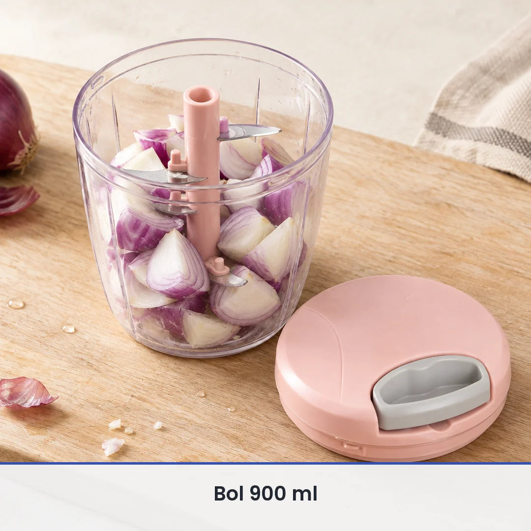 Grand bol transparent de 900 ml du hachoir à ficelle rempli d'oignons rouges en quartiers, couvercle rose posé à côté