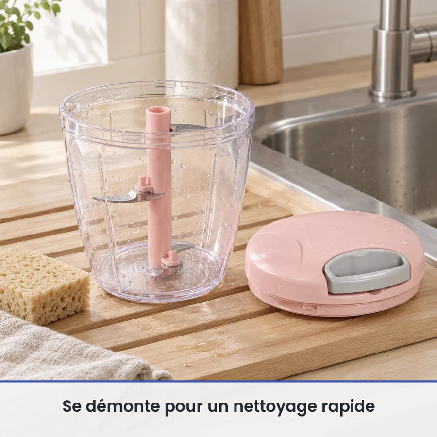 Bol transparent et axe rose du hachoir à ficelle 900 ml lavés sur un égouttoir près de l'évier, couvercle rose au sec