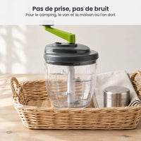 Hachoir manuel à manivelle 900 ml rangé dans un panier de pique-nique en osier, à côté d'une boîte inox et d'un torchon