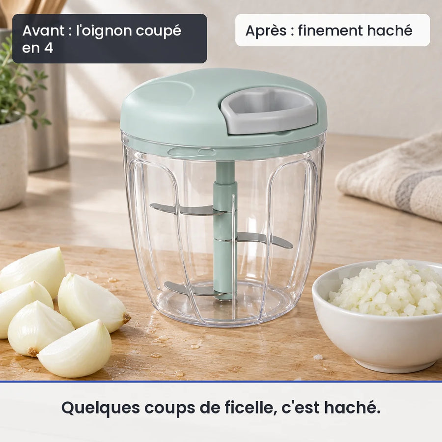 Avant/après avec le hachoir manuel à ficelle 900 ml vert : l'oignon coupé en 4, puis finement haché