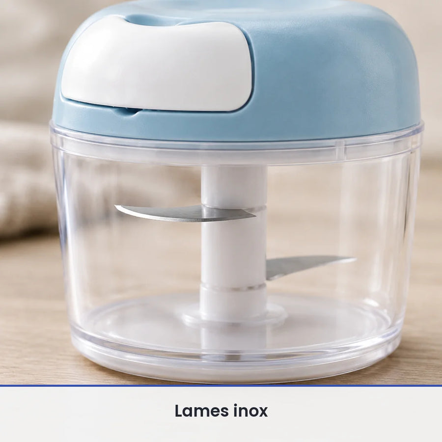 Gros plan sur les lames inox fixées sur l'axe blanc du hachoir à ficelle bleu ciel, vues à travers le bol transparent