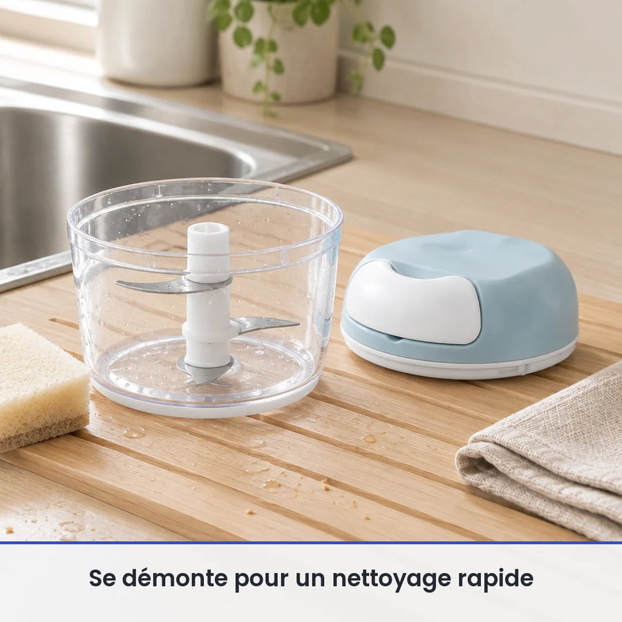 Bol transparent et axe à lames du hachoir à ficelle bleu ciel lavés sur un égouttoir près de l'évier, couvercle au sec