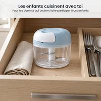 Hachoir manuel à ficelle bleu ciel rangé dans un tiroir de cuisine familiale, à côté d'un torchon et de couverts
