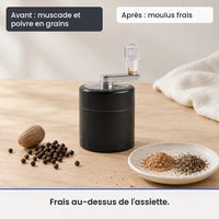 Avant/après avec le hachoir manuel métallique noir à manivelle : muscade et poivre en grains, puis moulus frais