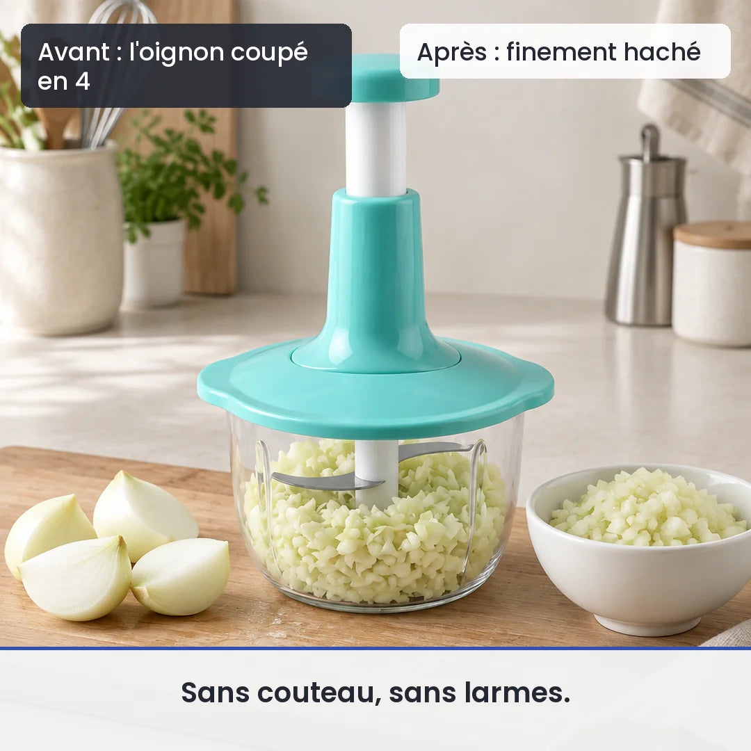 Avant/après avec le hachoir manuel presse vertical 1,5 L : l'oignon coupé en 4, puis finement haché