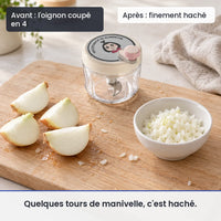 Avant/après avec le hachoir rotatif rose 200 ml : l'oignon coupé en 4, puis finement haché