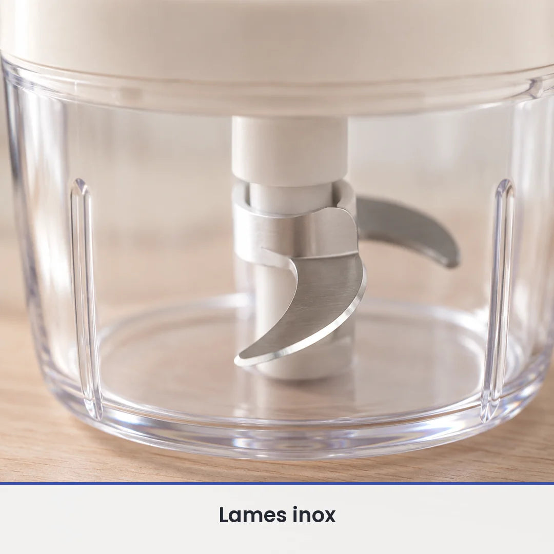 Gros plan sur les lames inox du hachoir manuel rotatif 200 ml, vues à travers le bol transparent