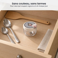 Hachoir manuel rotatif 200 ml à couvercle beige rosé rangé dans un tiroir de cuisine en bois clair