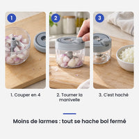 Comment utiliser le hachoir rotatif vert 200 ml en 3 étapes : couper en 4, tourner la manivelle, c'est haché