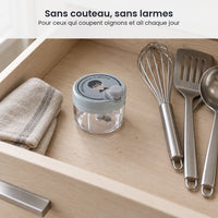 Hachoir manuel rotatif 200 ml à couvercle gris bleuté rangé dans un tiroir de cuisine en bois clair