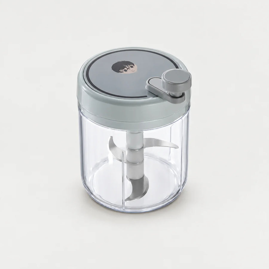 Hachoir manuel rotatif 400 ml à couvercle gris bleuté, petite manivelle grise et bol transparent, sur fond clair