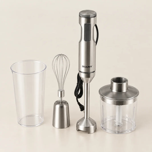 Mixeur plongeant ROUNY 4 en 1 de 1000 W en inox brossé avec gobelet gradué, fouet et bol hachoir, sur fond blanc cassé