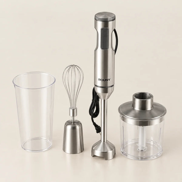 Mixeur plongeant ROUNY 4 en 1 de 1000 W en inox brossé avec gobelet gradué, fouet et bol hachoir, sur fond blanc cassé