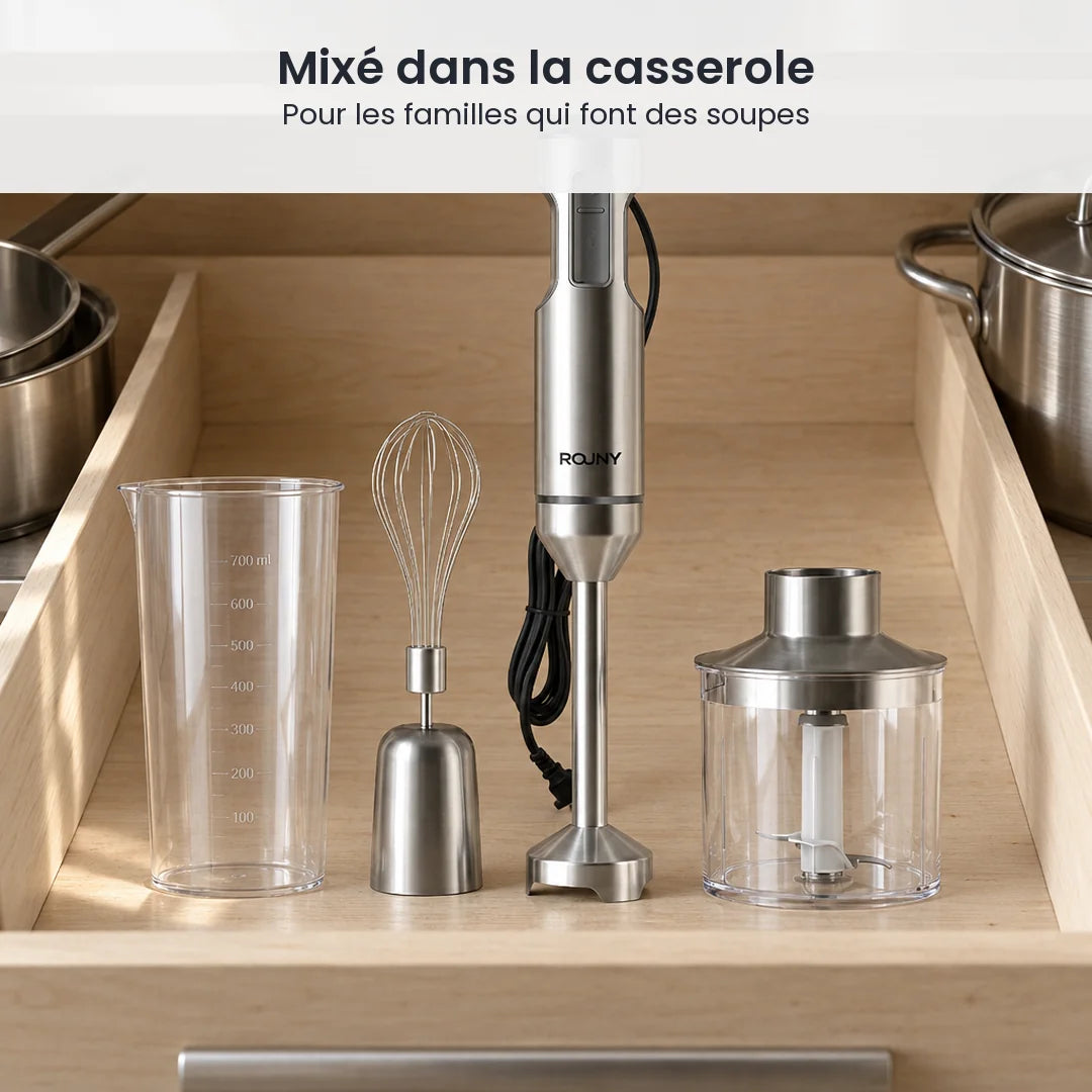 Mixeur plongeant ROUNY 4 en 1 et ses accessoires rangés dans un tiroir de cuisine, près des casseroles