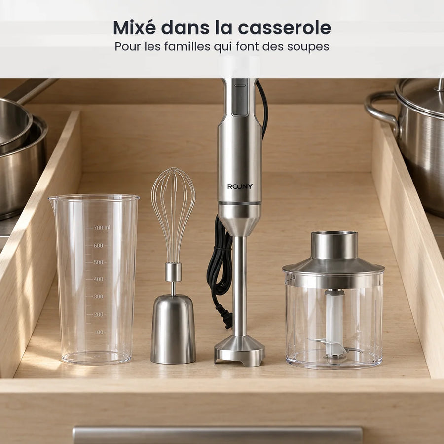 Mixeur plongeant ROUNY 4 en 1 et ses accessoires rangés dans un tiroir de cuisine, près des casseroles