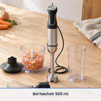 Bol hachoir de 500 ml du mixeur 5 en 1 rempli d'oignons et de carottes hachés, couvercle noir posé à côté