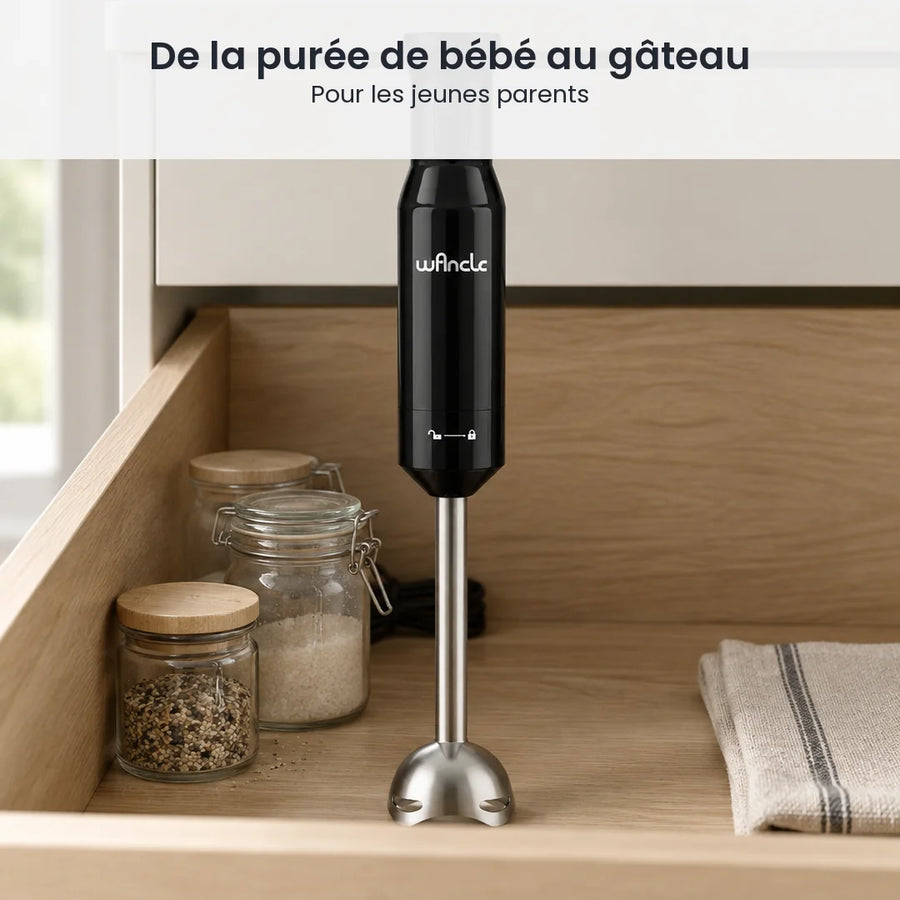 Mixeur plongeant wancle 600W rangé debout dans un tiroir de cuisine familiale, à côté de petits pots en verre