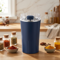 Hachoir à épices et grains électrique 300 W bleu, en situation dans la cuisine
