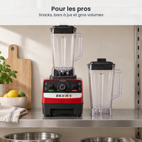 Blender professionnel BALASHOV 2000W rangé sur une étagère en inox, son second bol de 2 L posé juste à côté
