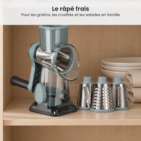 Râpe rotative gris bleuté et ses trois tambours inox rangés sur l'étagère d'un placard de cuisine, à côté d'assiettes