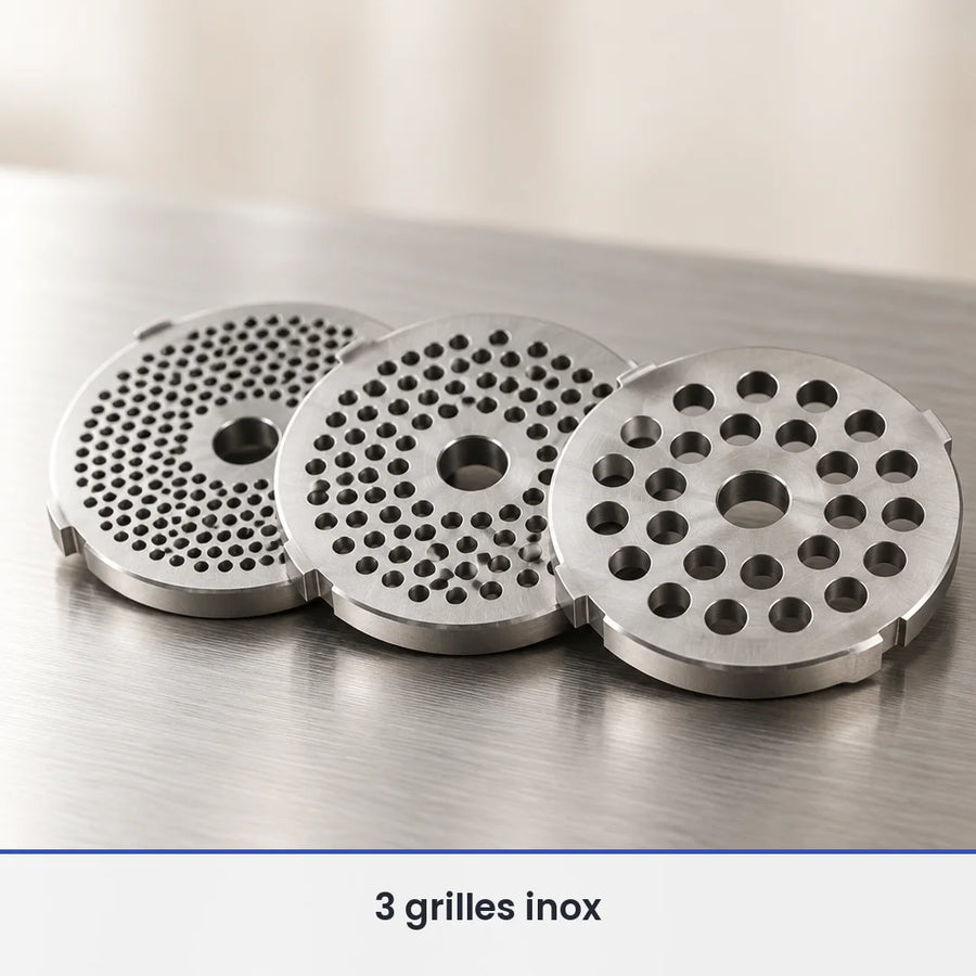 Gros plan sur les 3 grilles en acier inoxydable de 3, 5 et 7 mm du hachoir à viande électrique 750W