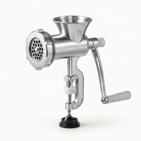 Hachoir à viande manuel 3 en 1 en aluminium poli, manche PP gris clair et pince de table, sur fond blanc cassé