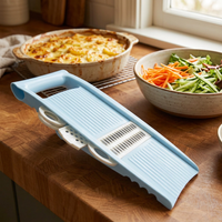 Mandoline 5 en 1 avec julienne et râpe, en situation dans la cuisine