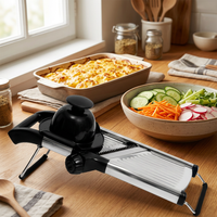 Mandoline professionnelle inox réglable 1 à 9 mm, en situation dans la cuisine