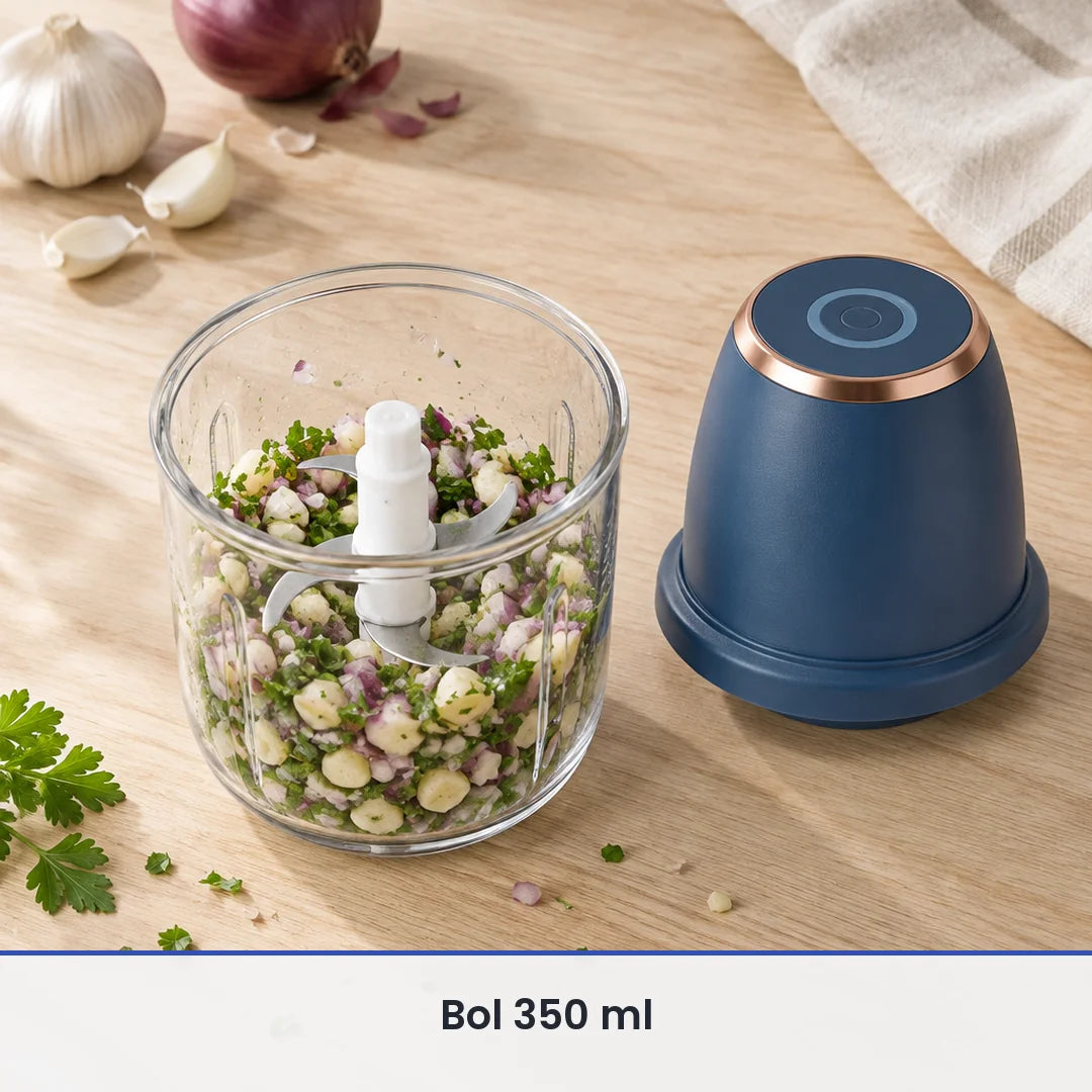 Bol de 350 ml du mini hachoir bleu marine rempli d'ail, d'oignon rouge et de persil hachés, couvercle-moteur posé à côté