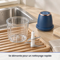 Bol transparent et couteau du mini hachoir 350 ml bleu marine lavés sur un égouttoir près de l'évier, moteur posé au sec
