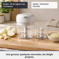 Avant/après avec le mini hachoir électrique blanc 30W 100 + 250 ml : ail et oignon en morceaux, puis finement hachés