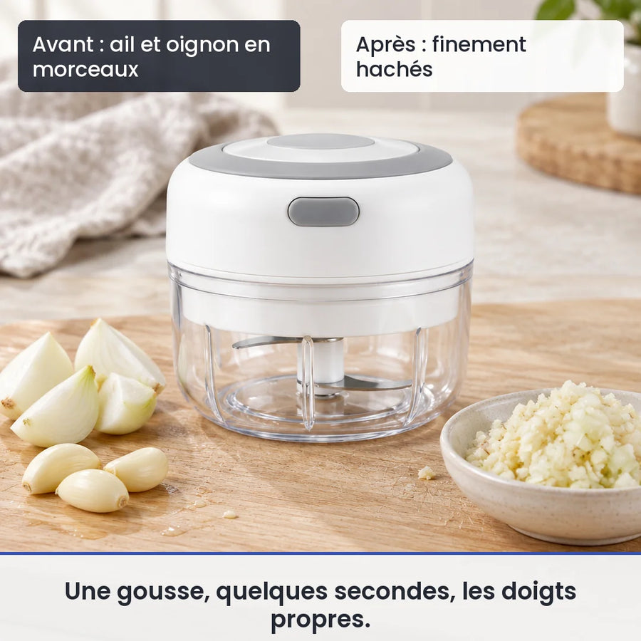 Avant/après avec le mini hachoir électrique blanc 30W 100 ml plastique : ail et oignon en morceaux, puis finement hachés