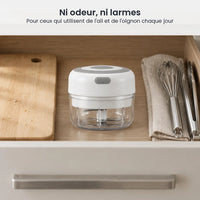 Mini hachoir électrique blanc 100 ml rangé dans un tiroir de cuisine en bois clair, à côté d'ustensiles et d'une planche